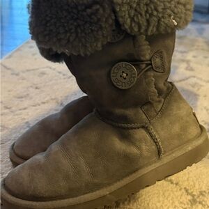 Women’s/Girls size 5 UGG triple button boots grey!
